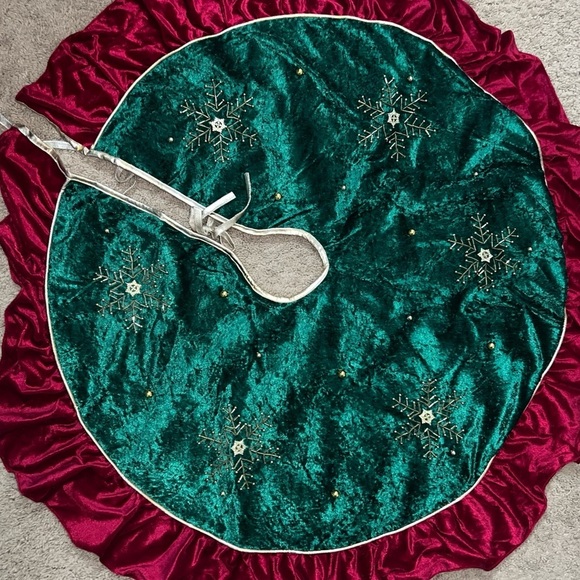Christmas Tree Skirt Velvet Green and Red with Gold Beaded Snowflakes 40” - Picture 2 of 7